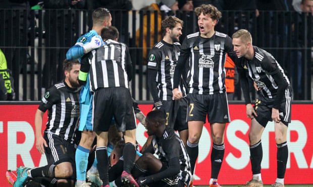旅馆登山的大婶们